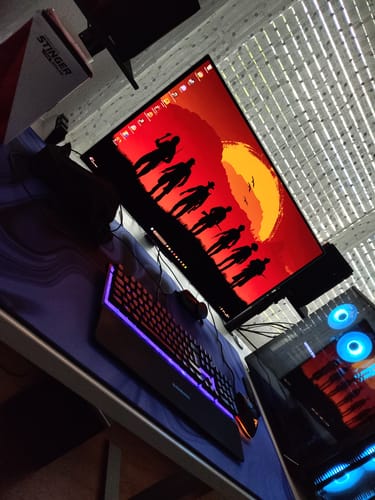 Rezensent mit dem RZ Mousepad Liquid Blue auf einem Schreibtisch mit Gaming-Setup.