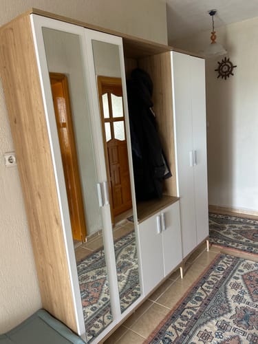 Yorumcunun evinde kurulu, aynalı ve şık ceviz-beyaz Rani portmantosu.
