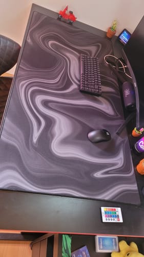 Kundenfoto des RZ Mousepad Liquid Black, das einen Schreibtisch mit Tastatur und Maus bedeckt.