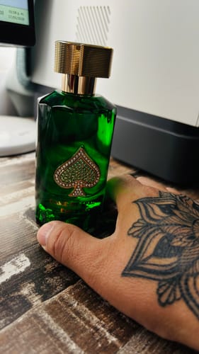 Reseña con foto de un cliente sobre Perfume Game Of Spades Emerald