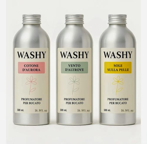 Cliente mostra tre bottiglie del profumatore per bucato Washy, con la fragranza 'Sole sulla Pelle' a destra.