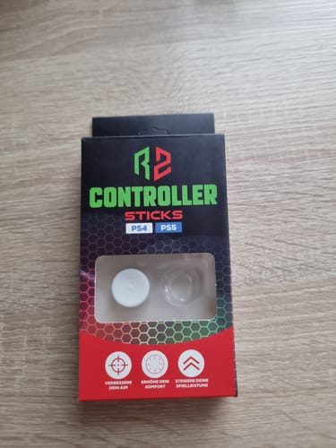 Kundenbild der Verpackung der RZ Controller Sticks White.