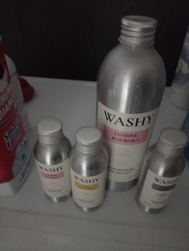 Cliente mostra la sua collezione di profumatori Washy, con il flacone di COTONE D'AURORA in primo piano.