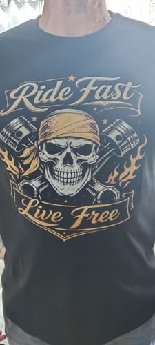 Client portant le t-shirt noir 'Pirate Ride Fast Live Free' avec un motif de tête de mort et de pistons.