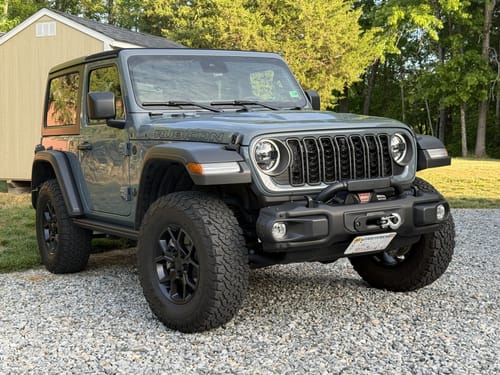 Customer photo review of Rubicon outlined hood vinyl decal set for 2018-2023 Jeep Wrangler JL
