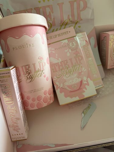 Reviewer's pink Milkshake Cup from the mystery bundle, shown with its matching product packaging.