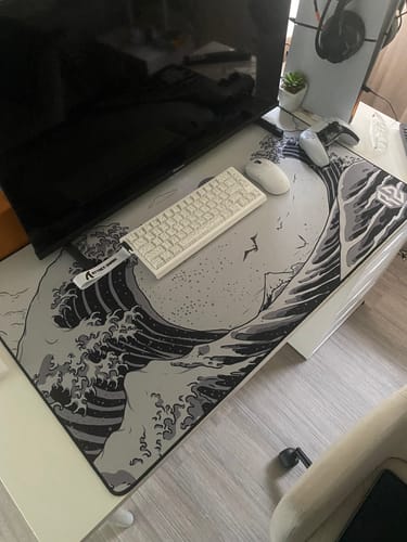 Rezensent zeigt das RZ Mousepad Kangawa White auf einem Schreibtisch mit einer weißen Tastatur und Maus.