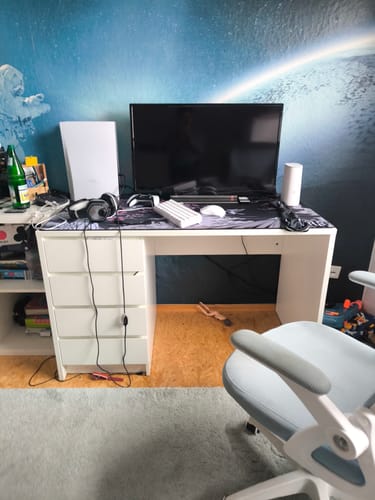 Das RZ Mousepad Sakura Black eines Kunden auf einem Schreibtisch mit einem kompletten Gaming-Setup.
