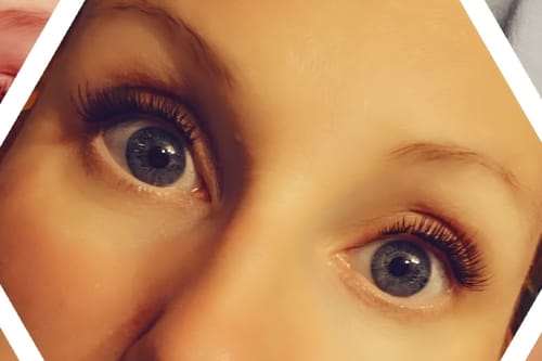 Nahaufnahme der Augen einer Kundin, die den natürlichen Look der Classic DIY Wimpern zeigt.