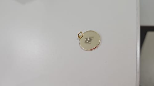 Customer photo review of CHARM MEDALLÓN CÍRCULO GRANDE BAÑO DE ORO