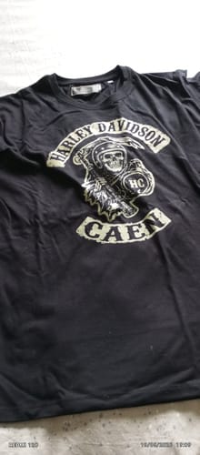 T-shirt noir Faucheuse HC d'un client posé à plat, montrant l'imprimé de style motard.