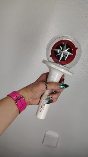 Customer holding the unlit white Stray Kids Official Light Stick Ver.2.