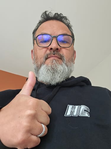 Client portant le hoodie HC Argenté noir, montrant sa satisfaction avec un pouce en l'air.