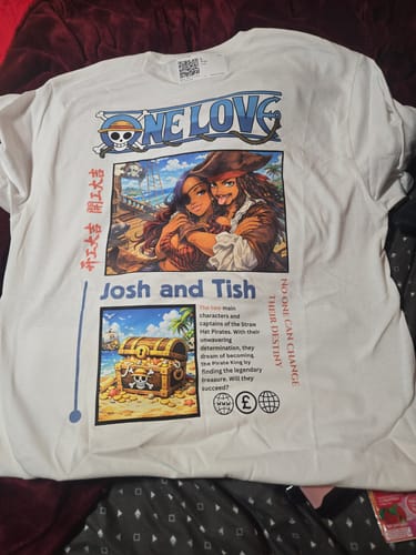 Rezensent zeigt sein personalisiertes weißes T-Shirt mit einem individuellen 'One Piece'-Anime-Aufdruck.