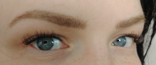 Nahaufnahme der Augen einer Kundin, die die natürlichen BAROQUE Wimpern an Schlupflidern trägt.