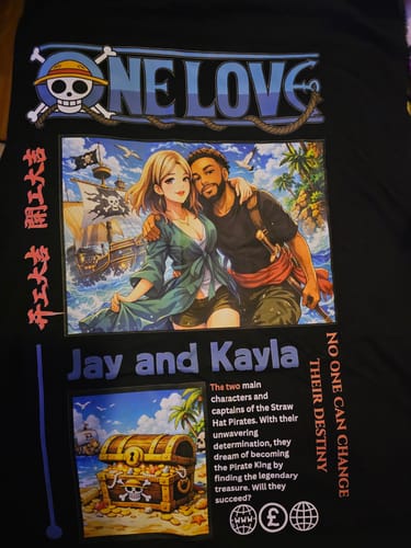 Rezensent zeigt ein schwarzes „ONE LOVE“-T-Shirt mit einem personalisierten Anime-Druck eines Paares.
