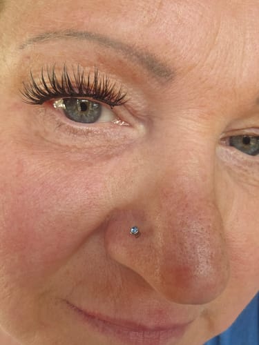 Nahaufnahme des Auges einer Rezensentin, die die dichten Pretty Press Wimpernextensions im Cateye-Stil trägt.