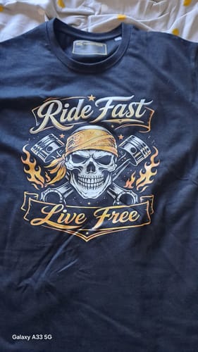 Client montrant son T-shirt Pirate Ride Fast Live Free noir posé à plat.