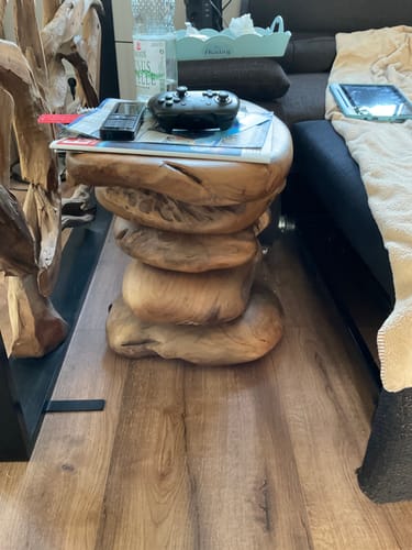 Kunde nutzt die Holz Säule CAMBRIA aus Teakholz als einzigartigen Beistelltisch neben einem Sofa.