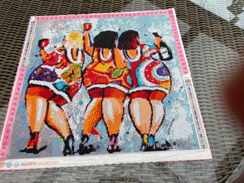 Recensent toont een voltooide diamond painting, de hobby waarvoor de siliconen trechter is bedoeld.