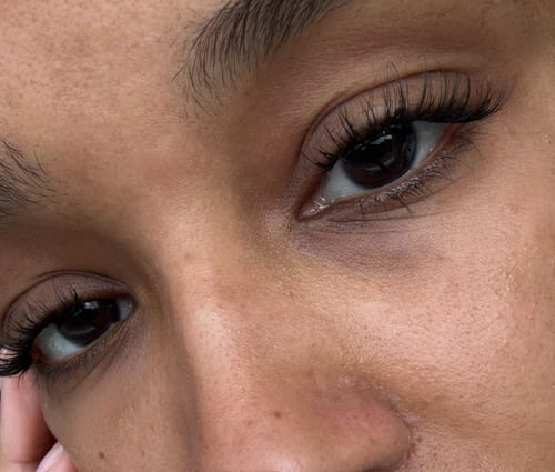 Rezensentin zeigt eine Nahaufnahme ihrer Augen mit den aufgetragenen Natural Edition Wimpern.