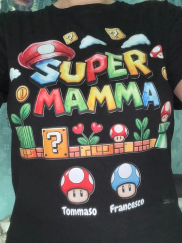 Eine Rezensentin trägt das personalisierte „Super Mamma“-T-Shirt mit den Namen Tommaso und Francesco.