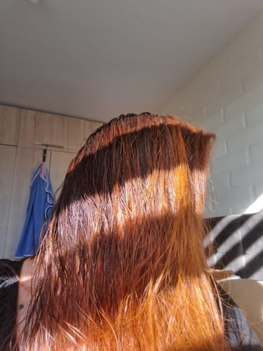 Opinante muestra su cabello largo con un vibrante color cobrizo obtenido con Henna Jamila.
