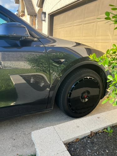 Customer photo review of EVAAM® Stylish Fully Wrapped Wheel Hubcap For Tesla Model 3/Y (4 PCS)