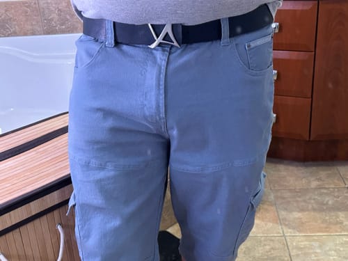 Client montrant l'ajustement de sa ceinture réversible Shelby portée avec un pantalon.