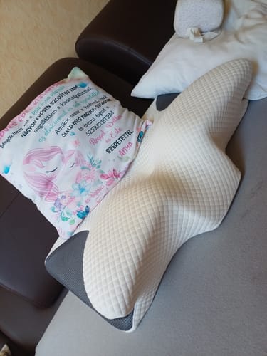 Vásárló fotója a steppelt, ergonomikus Gerincbarát anatómiai párnáról egy kanapén elhelyezve.