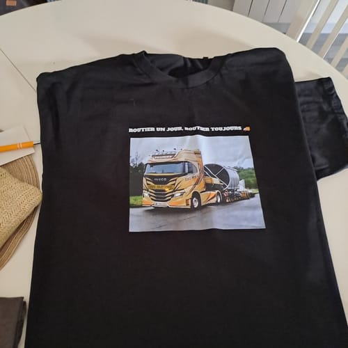 Customer's black oversized t-shirt with a truck graphic and French text.