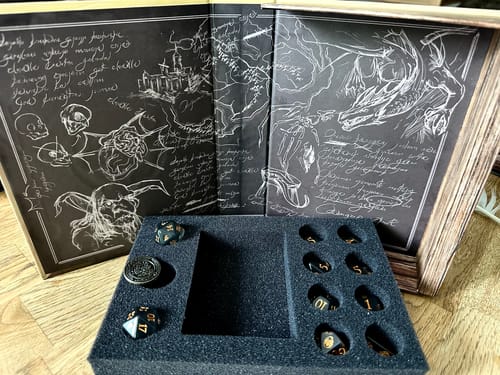Customer photo review of Verschiedene Klassenwürfel-Sets in Foliant-Etui (10 Würfel, 1 Münze)