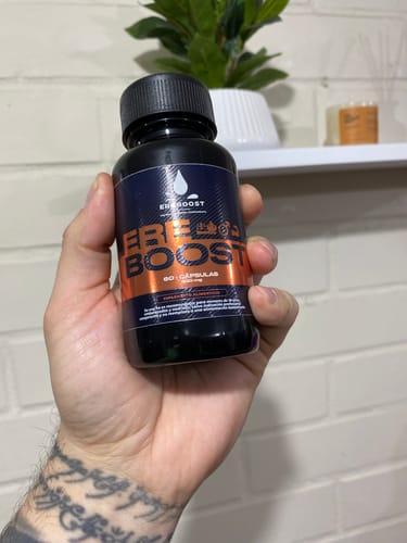 Cliente sosteniendo el frasco de EREBOOST en la mano.