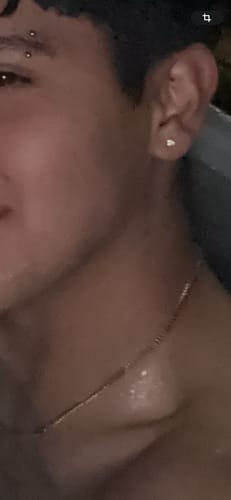 Primer plano de un cliente llevando la delgada Cadena Miami Cuban de 3mm en el cuello.