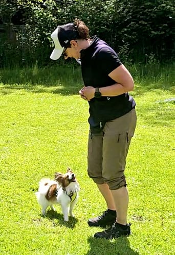 Anmelder med sin hund, iført 2-i-1 Zip-Off Skalbukser i mocca, som er lavet om til shorts.