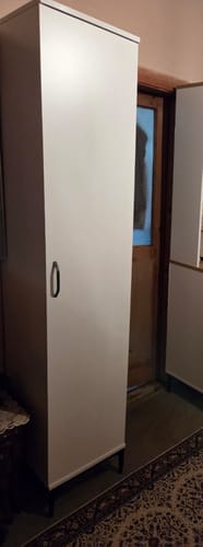 Müşterinin odasına yerleştirdiği tek kapaklı, beyaz Rani çok amaçlı dolabı.