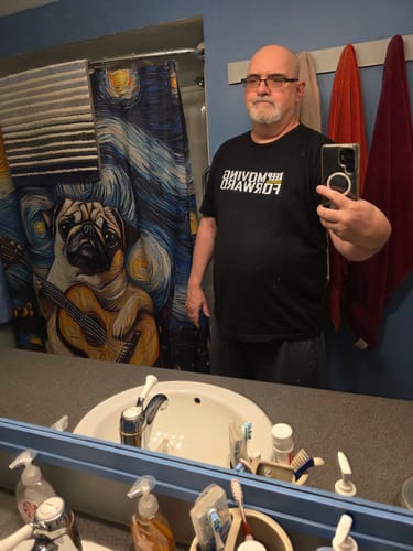 Reviewer taking a mirror selfie wearing the black 'Keep Moving Forward' t-shirt.