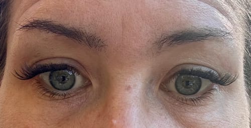 Nahaufnahme der Augen einer Kundin mit langen, dichten Wimpern aus dem Pre-Glued 2.0 Starter Set.
