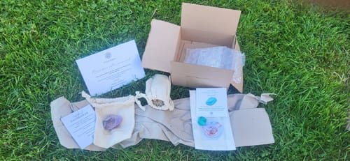 Un client montre sa commande déballée sur l'herbe, avec les articles et l'emballage de protection.