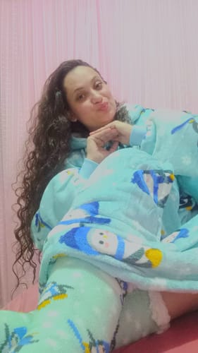 Avaliadora relaxando em casa com suas fofas Meias Pinguim azuis.