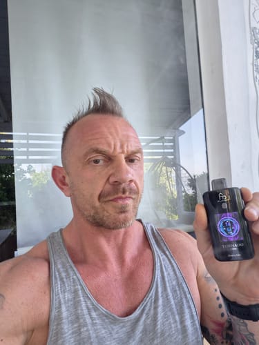 Ein Kunde hält das schwarze Vape-Gerät RANDM TORNADO 25000 in der Hand.