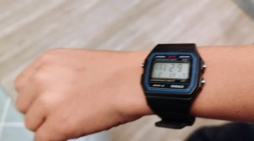 Cliente mostrando un primer plano de su reloj Casio Vintage F-91W-1DG en la muñeca.