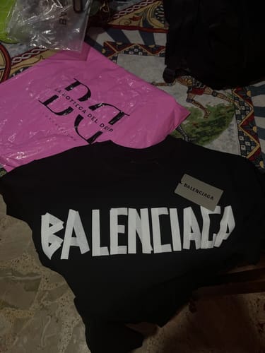 Recensione con foto di un cliente su T-shirt Balenciaga "Tape Type"