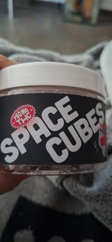 Kunde hält eine Nahaufnahme der THC Space Cubes 750mg Dose.