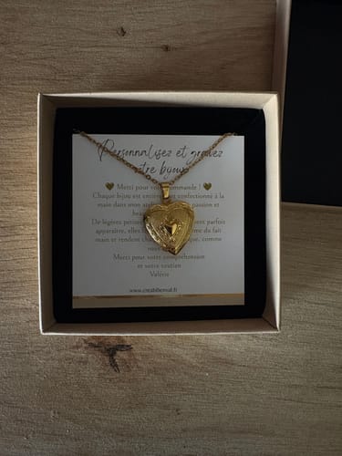 Customer photo review of Collier photo personnalisé médaillon coeur motif gravé acier inoxydable
