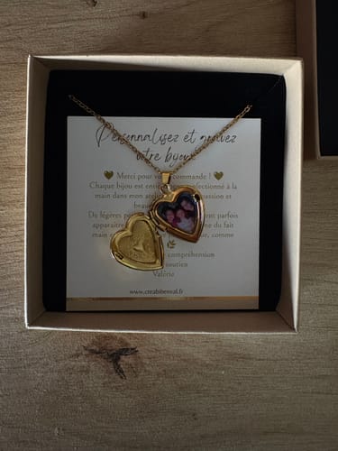 Customer photo review of Collier photo personnalisé médaillon coeur motif gravé acier inoxydable