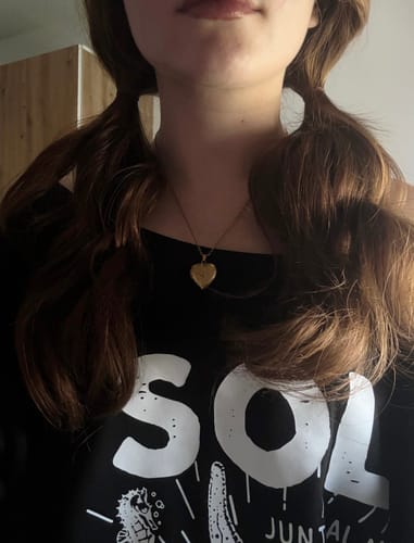 Customer photo review of Collier photo personnalisé médaillon coeur motif gravé acier inoxydable