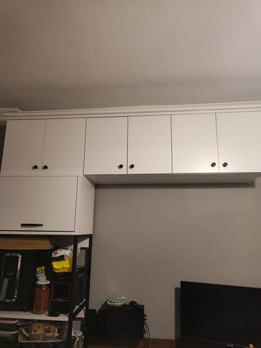 Müşterinin duvara monte edilmiş beyaz Rani EA103 Portmanto Üst Modülü.