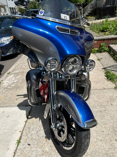 Customer's shiny blue and grey motorcycle from the front, showing the results of Flowgenix detailing spray.