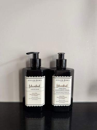 Recensent toont de Istanbul Hand & Bodylotion naast de bijpassende vloeibare zeep.